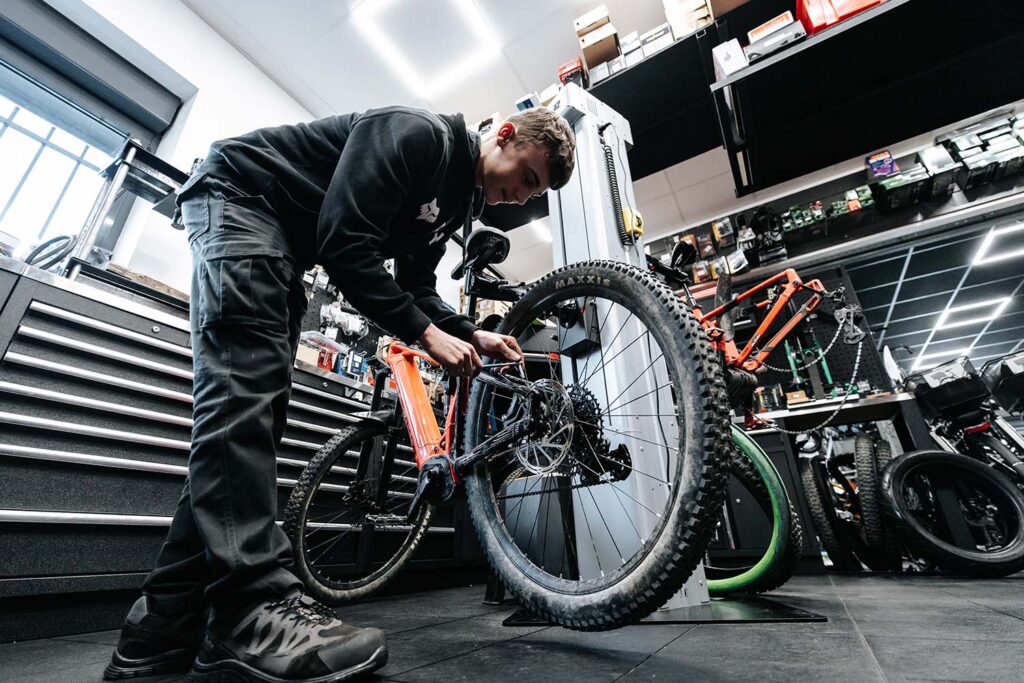 Photo de l'atelier de réparation de vélos du magasin de vélos John 2 Roues à Doussard