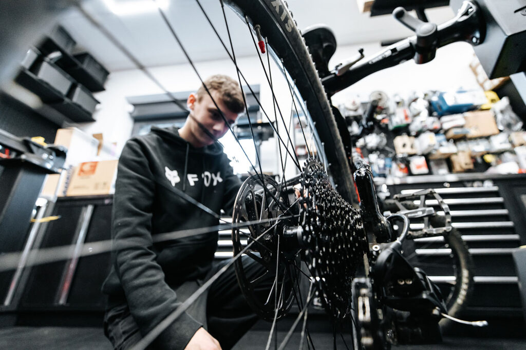 Photo d'une personne entrain de réparer un vélo 