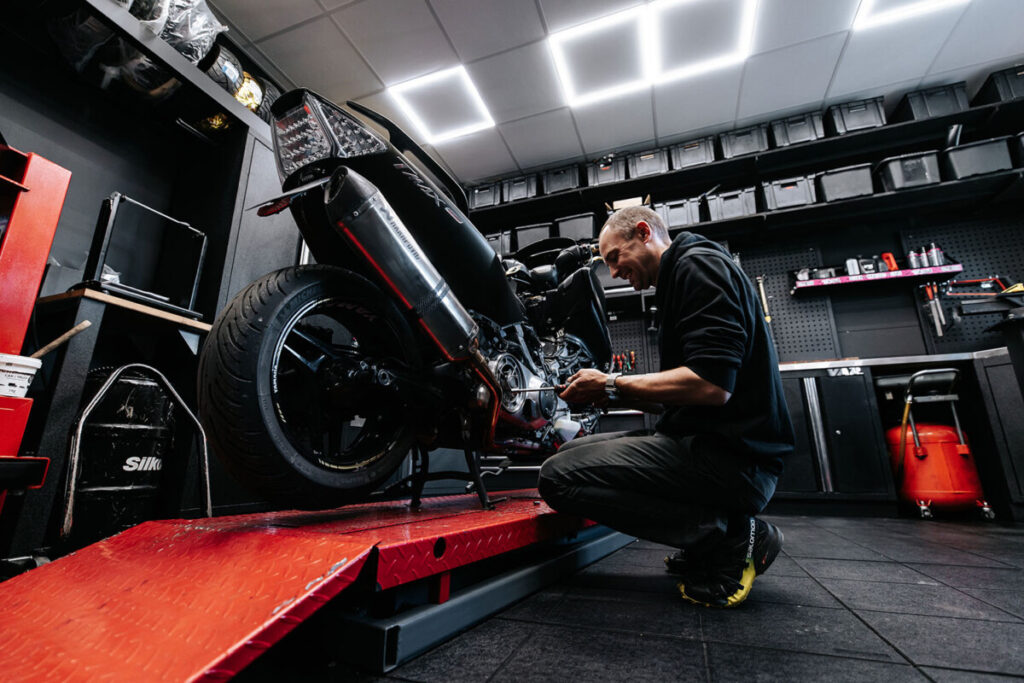Photo de l'atelier de réparation de moto du magasin John 2 Roues à Doussard