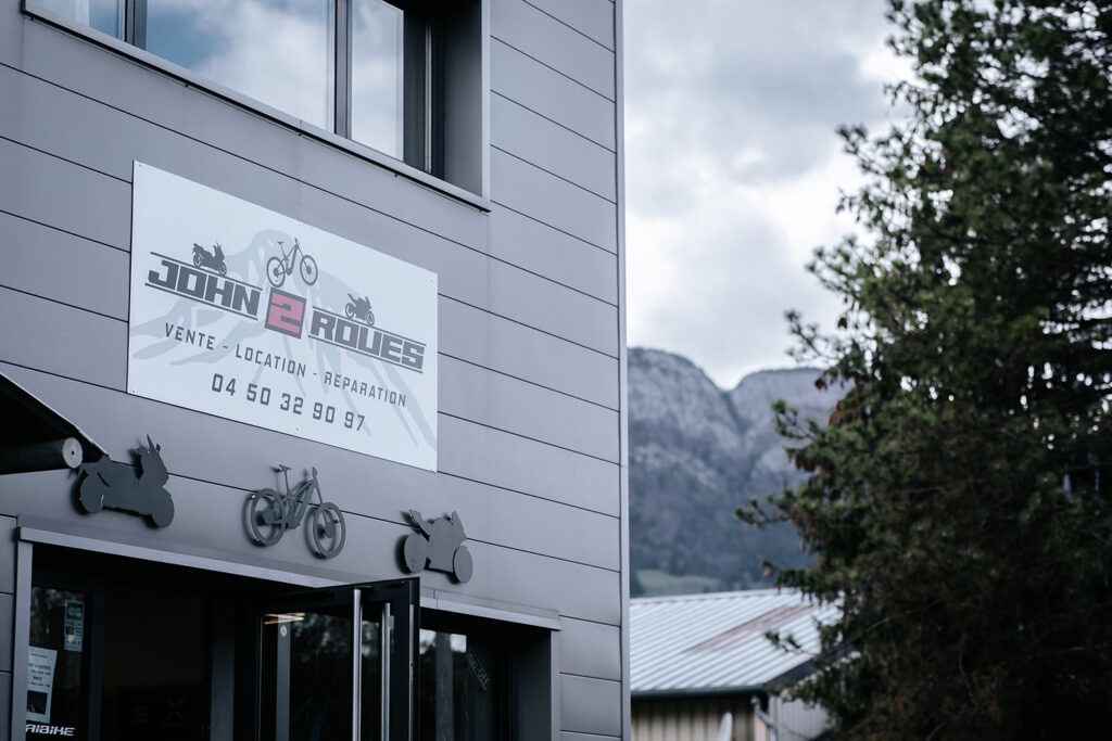 Photo de la devanture du magasin de vélos et motos John 2 Roues à Doussard